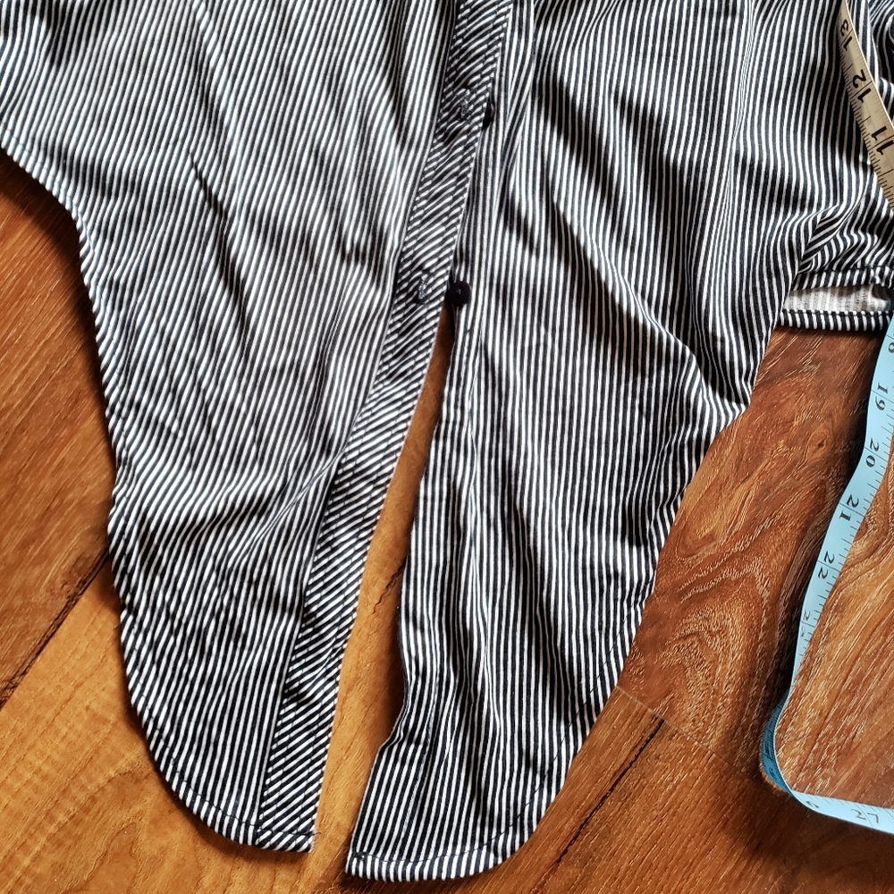 3/$20 Passport sleeveless tie front button down - Picture 4 of 4